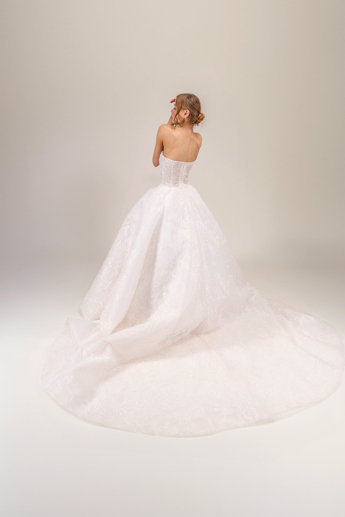 LOOK 17 Sweetheart neckline bridal gown (Model WG2024-17)