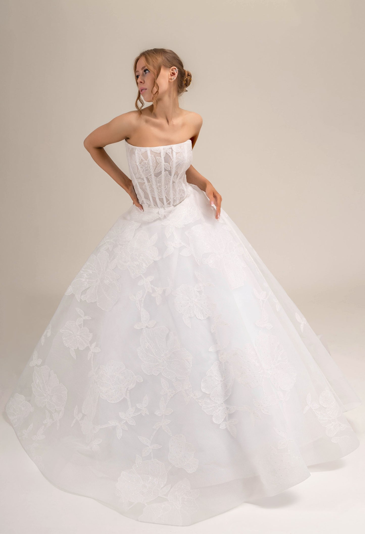 LOOK 9 Straight neckline bridal gown (Model WG2024-09)